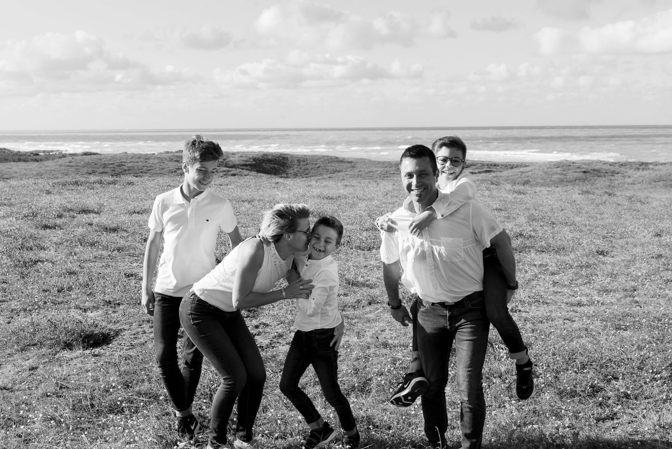 Séance photo de famille aux Sables d'Olonne avec Sophie Rouzineau photographe en Vendée