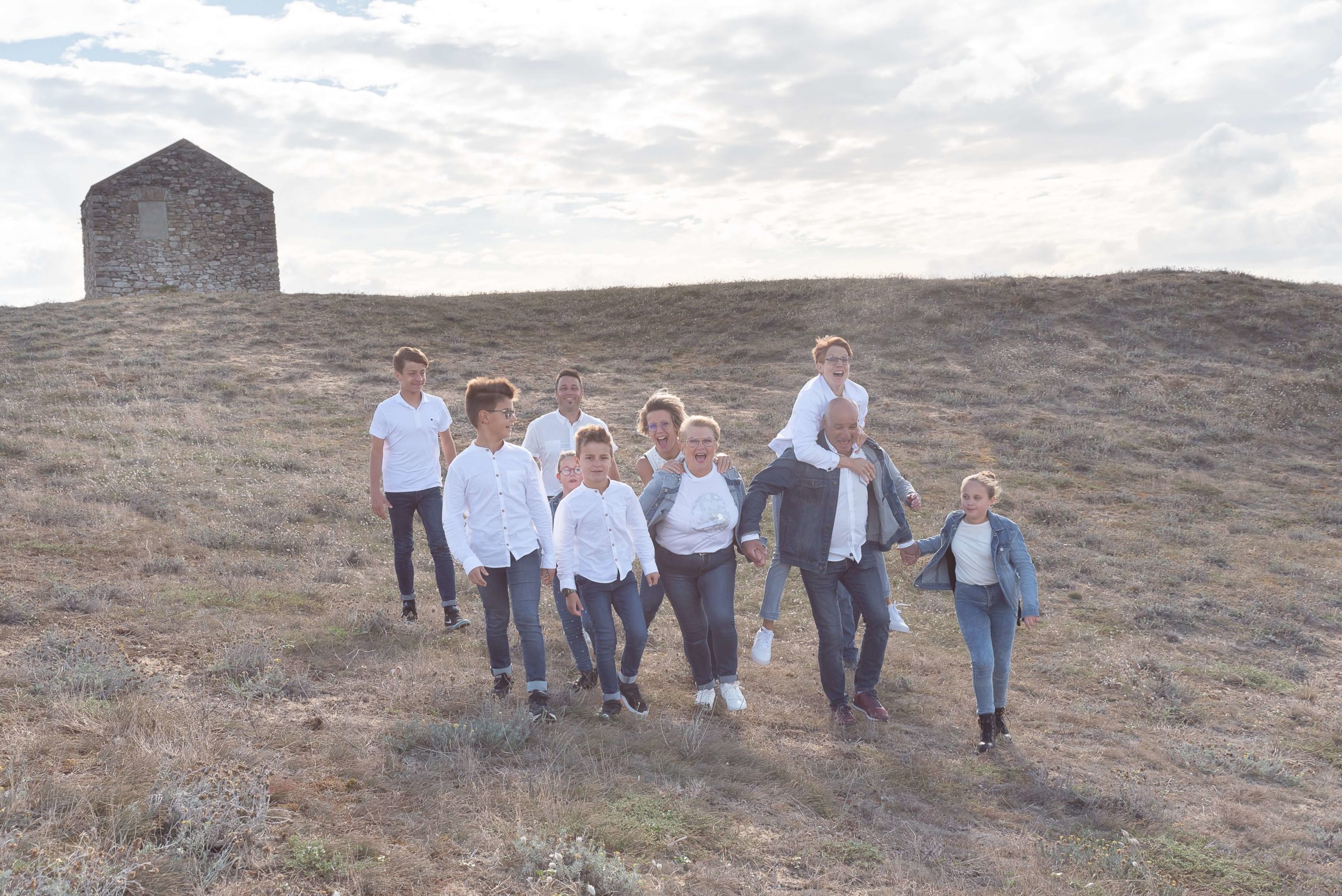 Séance photo de famille aux Sables d'Olonne avec Sophie Rouzineau photographe en Vendée