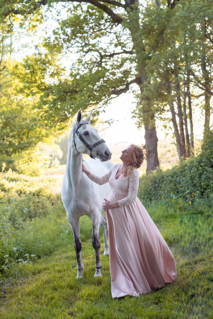 séance photo grossesse avec un cheval en Vendée Aizeany