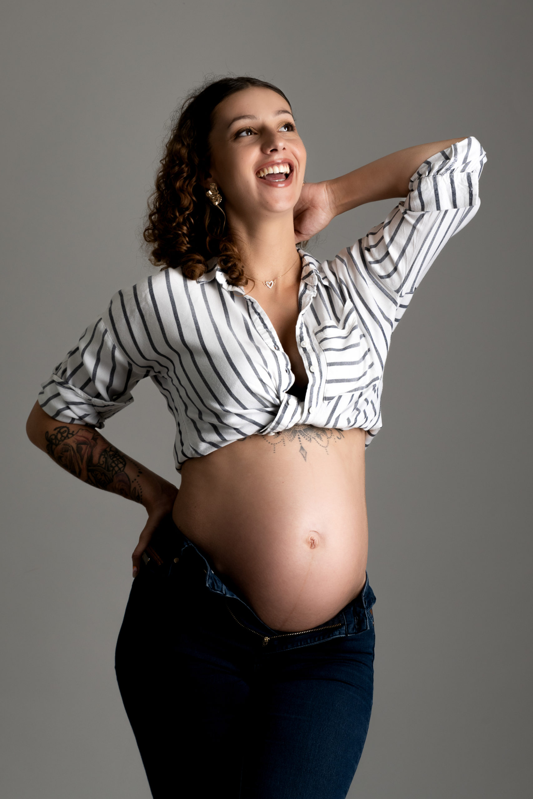 photographe grossesse studio portrait féminin élégant