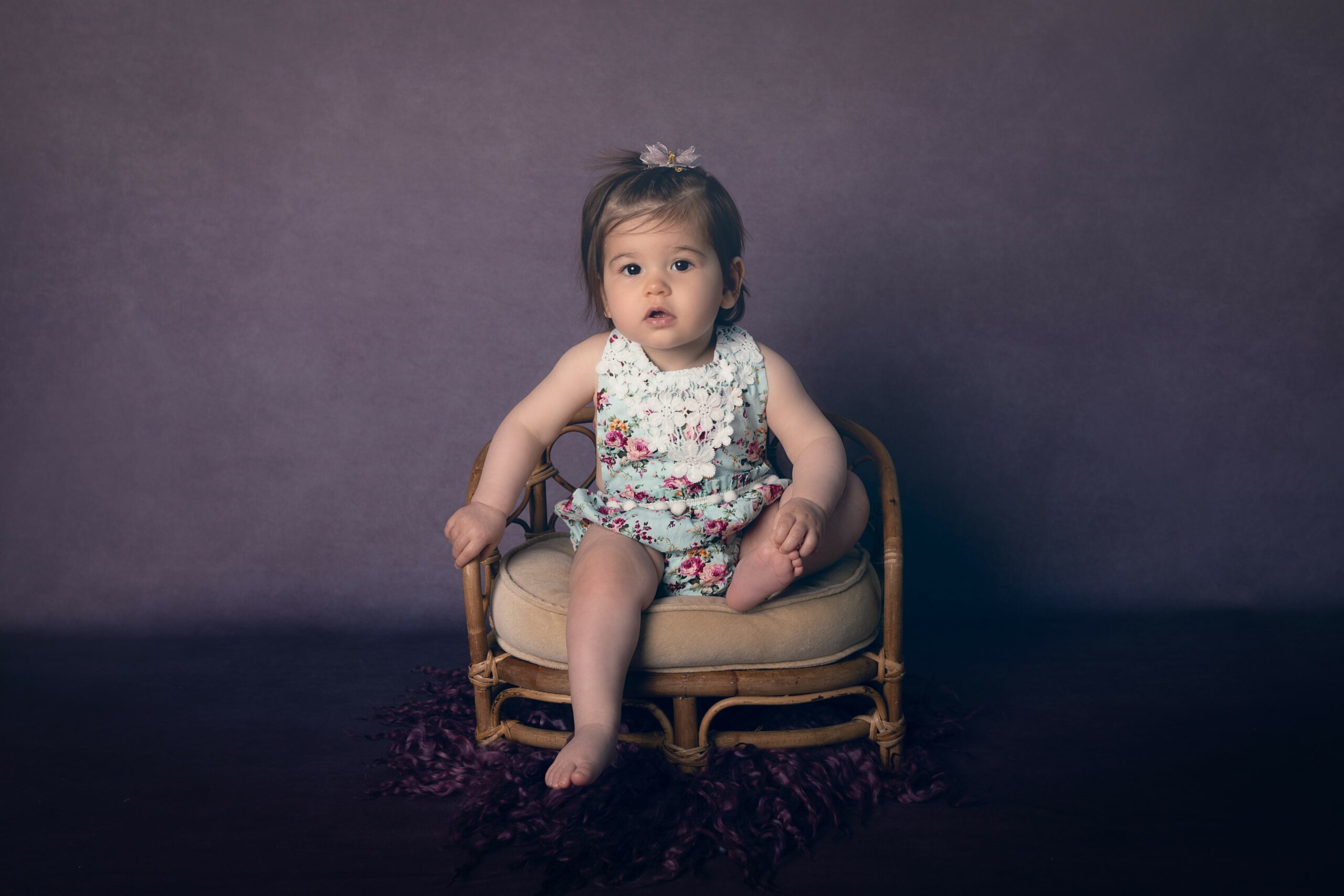 Bébé assis dans un contenant décoratif en studio
