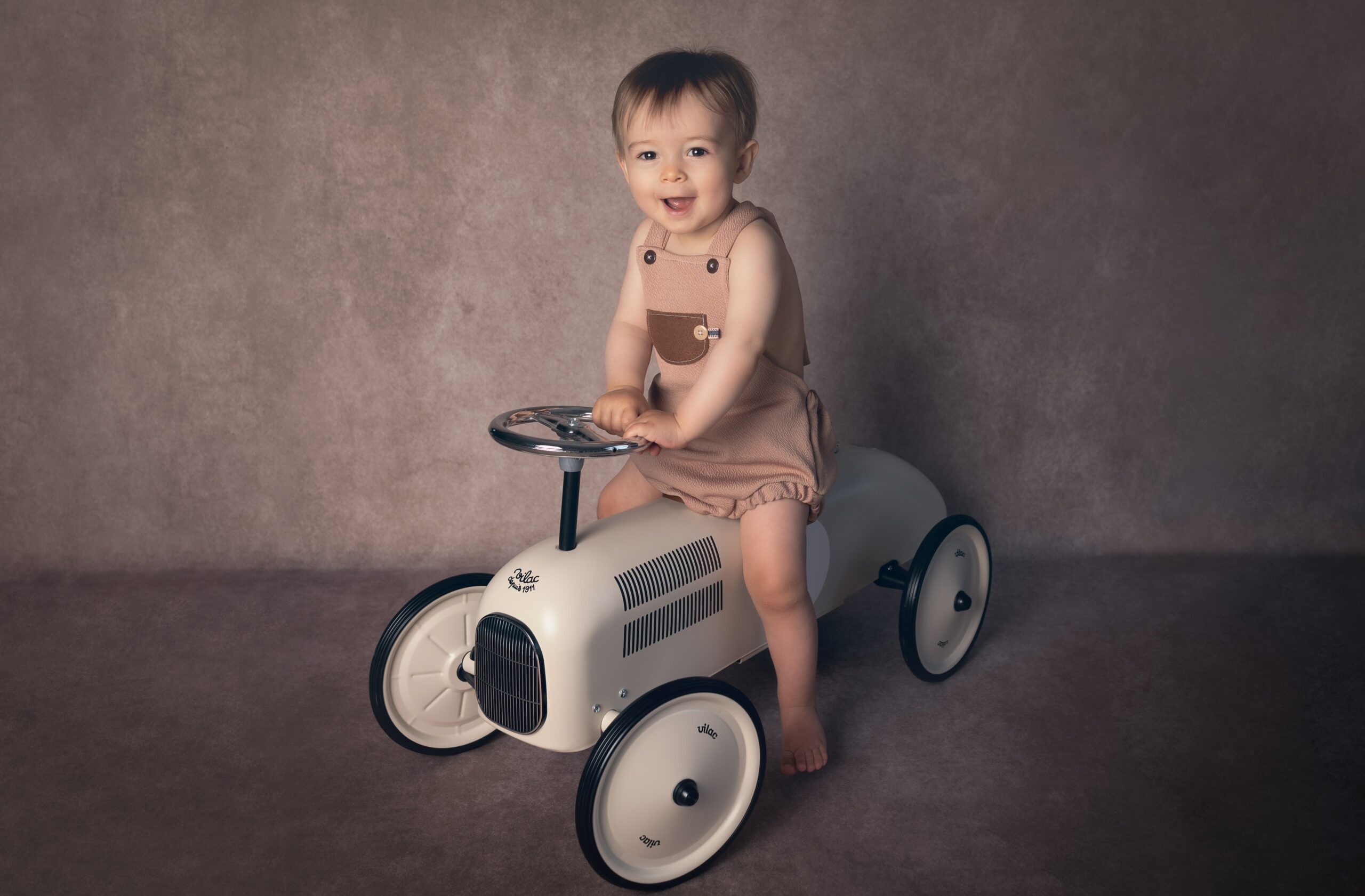 Bébé en tenue de studio pour une séance photo professionnelle