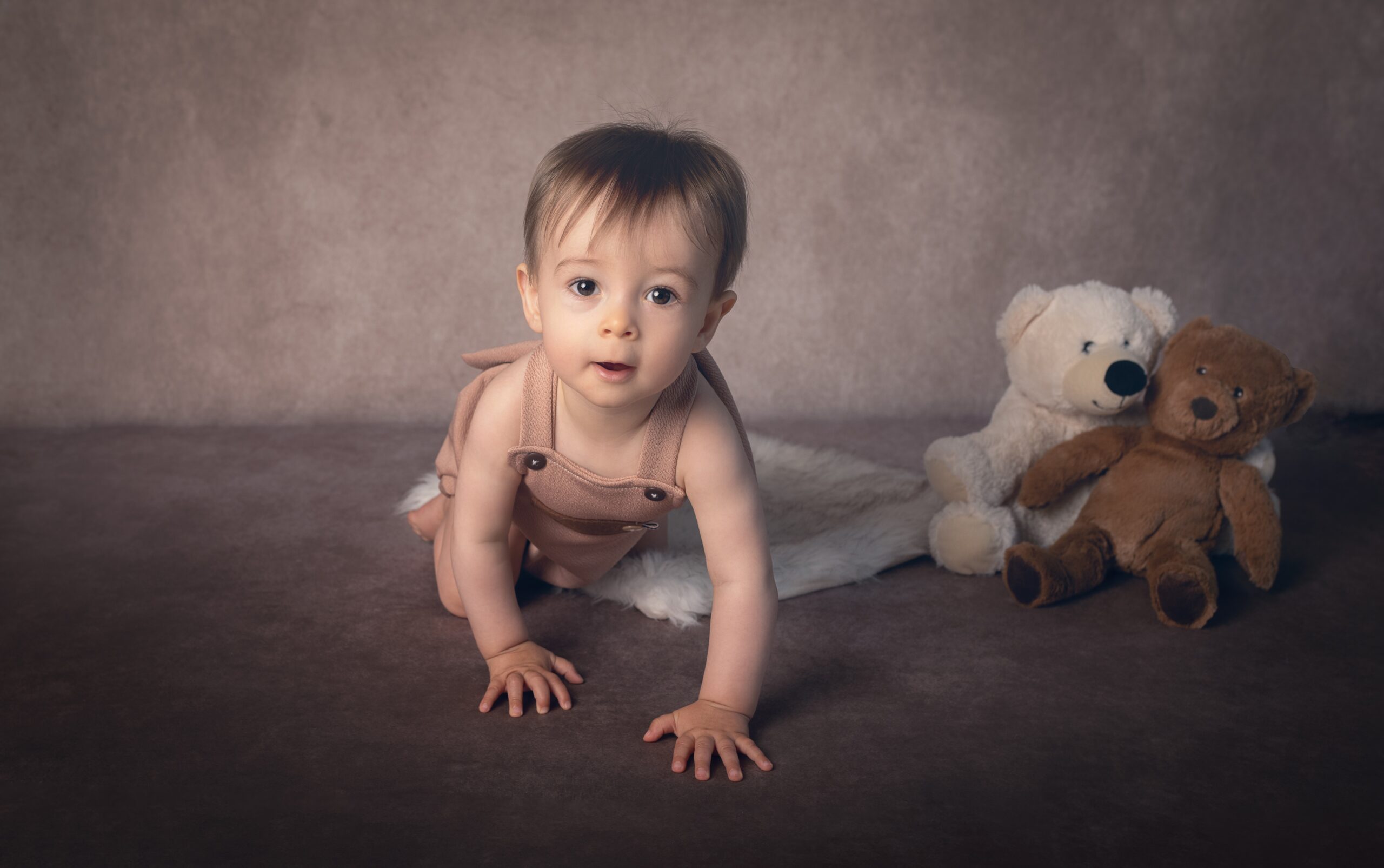 Portrait artistique de bébé entre 7 et 12 mois