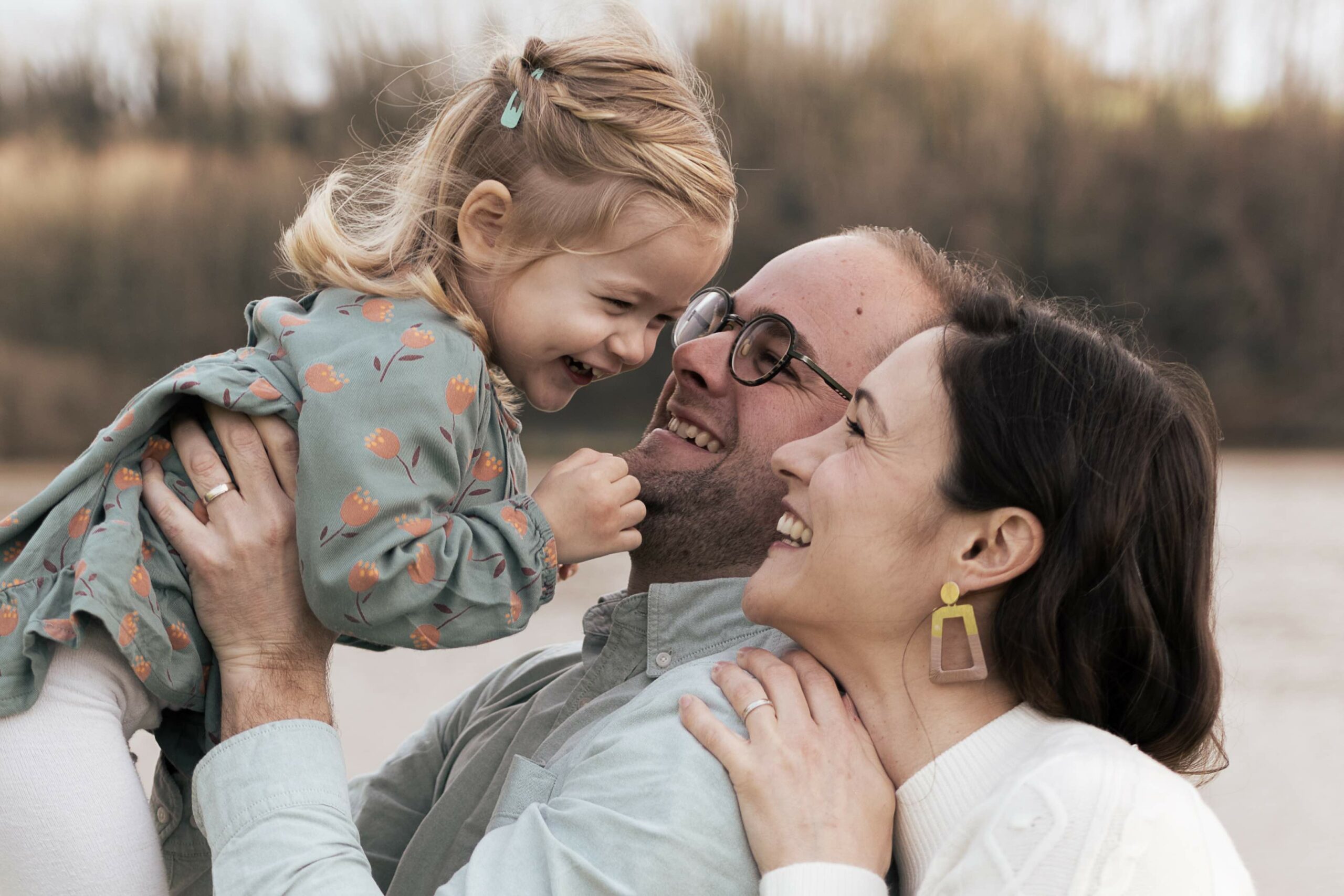 Photographe famille en Vendée lors d’une séance photo à la plage du Veillon
