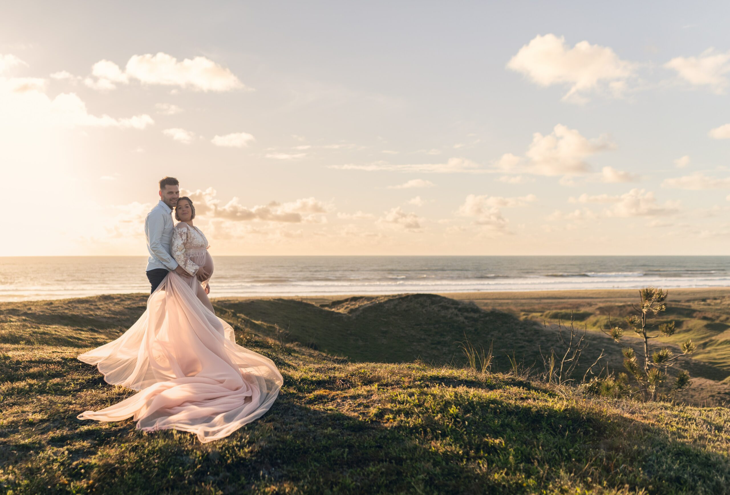 Séance grossesse élégante avec robe de créateur en extérieur aux Sables d’Olonne