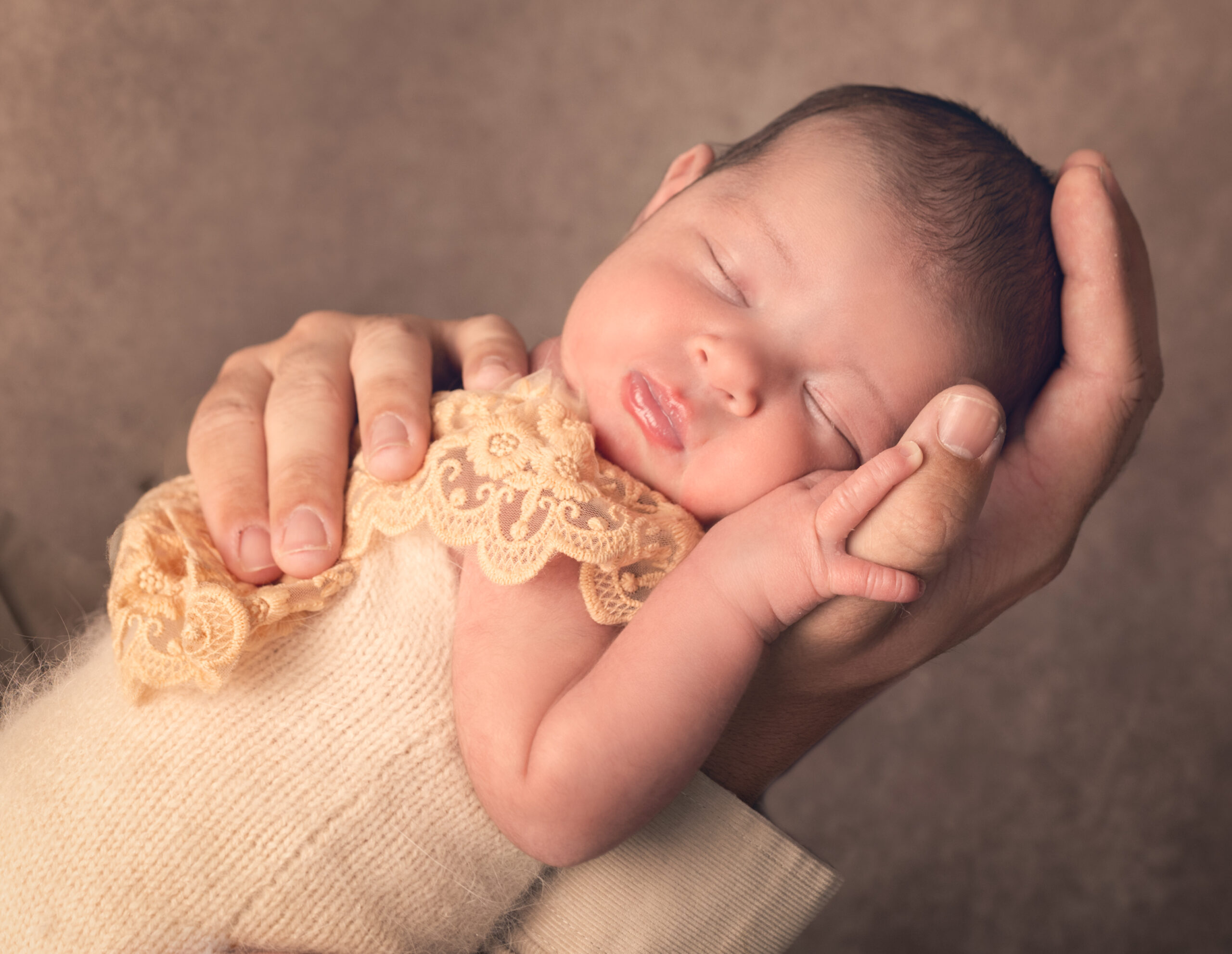 Portrait rapproché du visage d’un nouveau-né pendant une séance photo bébé artistique en Vendée