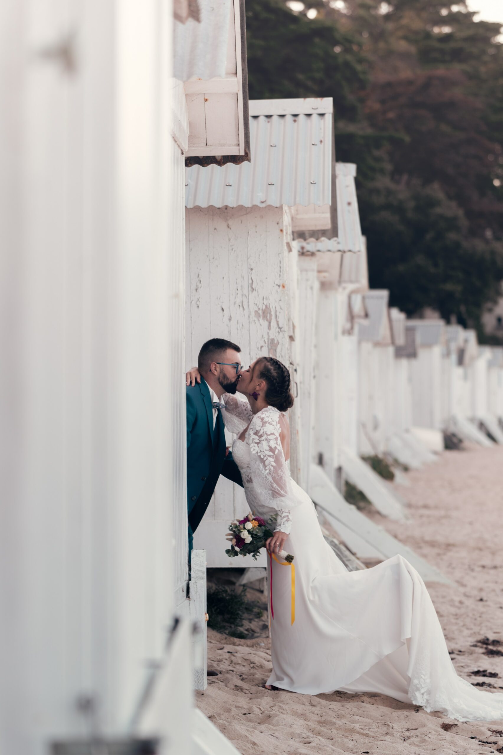 Photographe mariage Vendée couple au coucher de soleil sur la plage