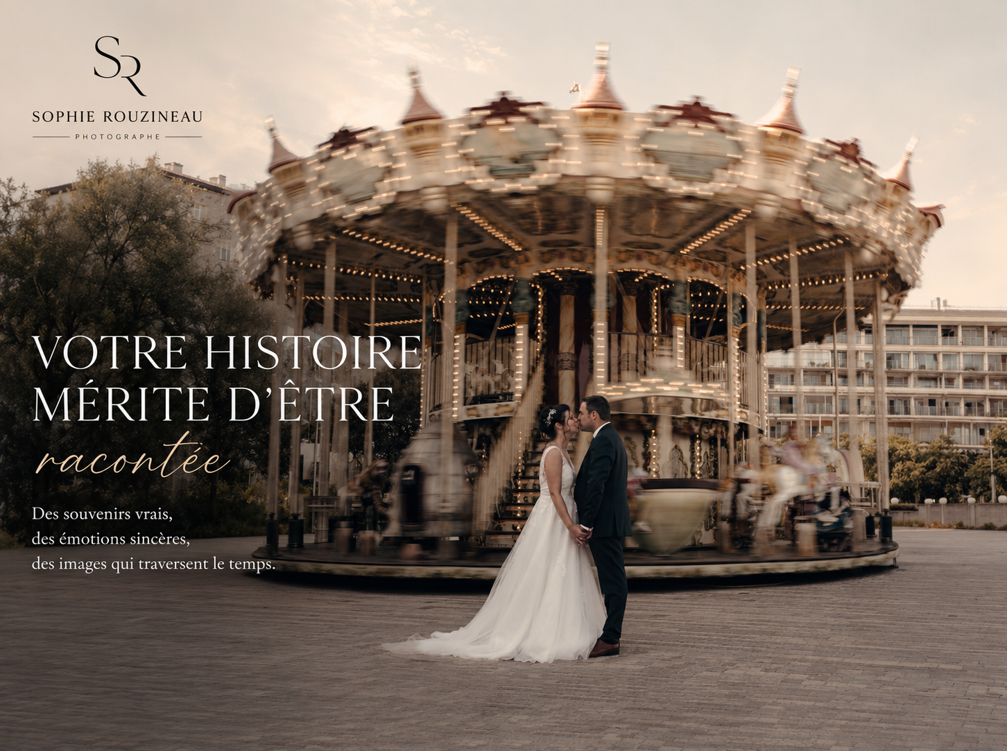 Couple de mariés s'embrassant devant le manège des Sables-d'Olonne au coucher du soleil, photographie de mariage en Vendée par Sophie Rouzineau.