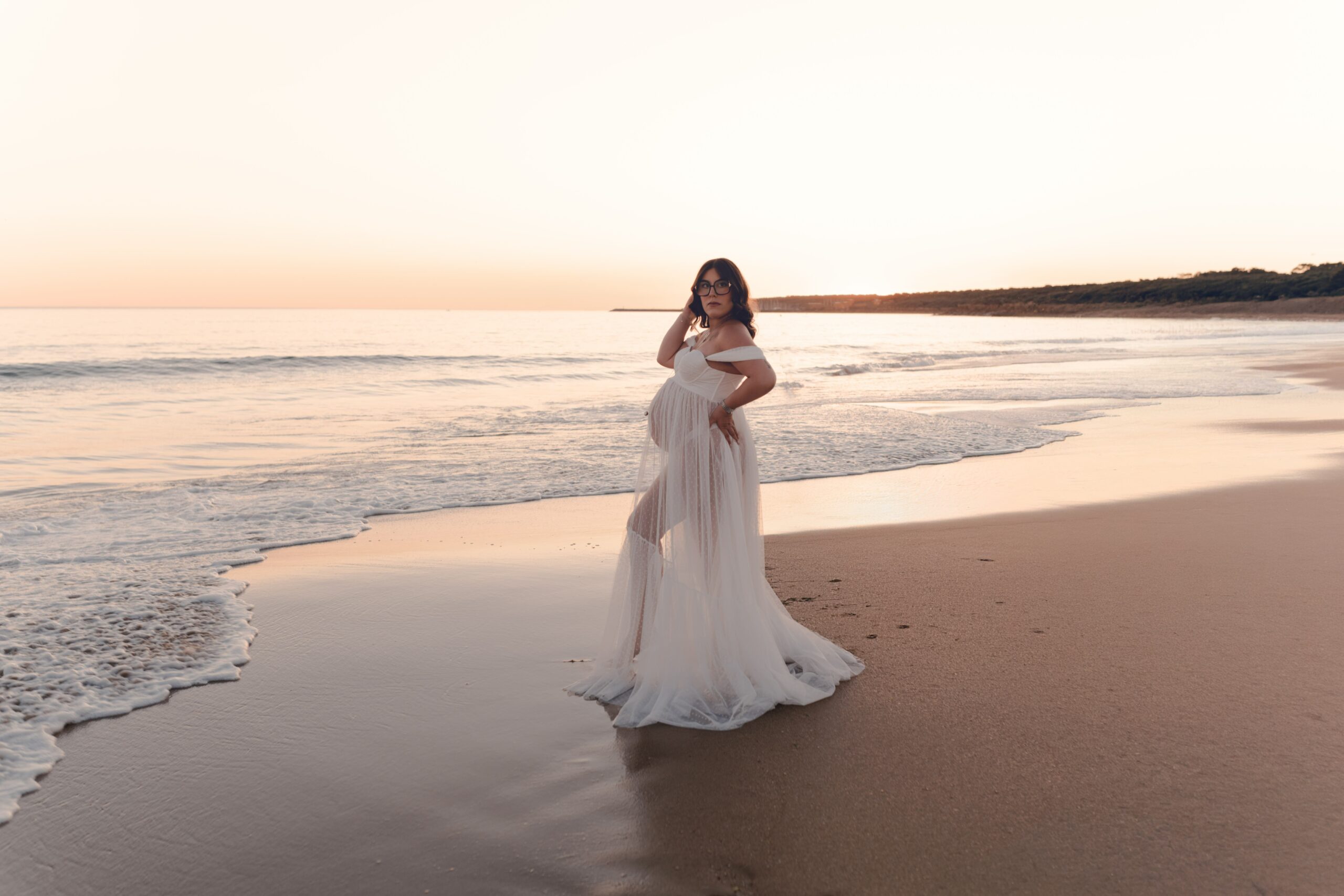 Future maman photographiée seule au coucher du soleil sur la côte vendéenne